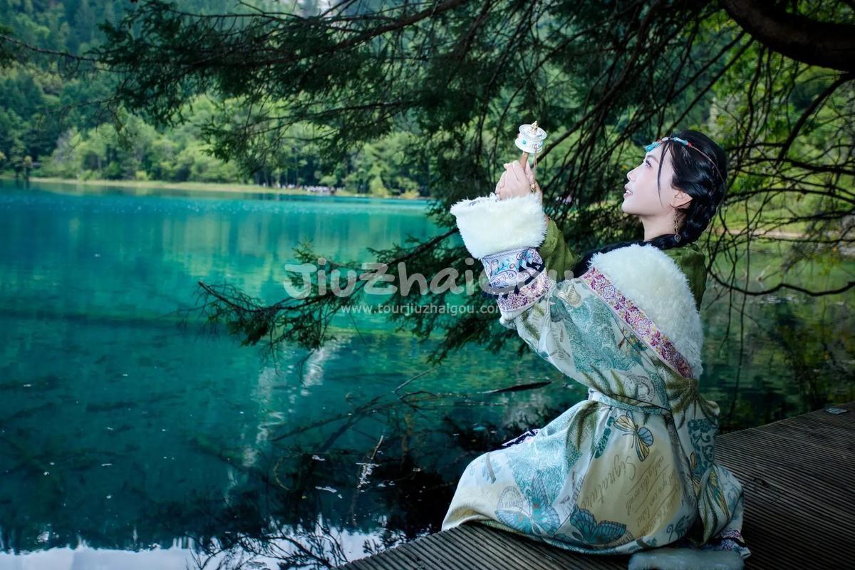 Tour Jiuzhaigou in August 