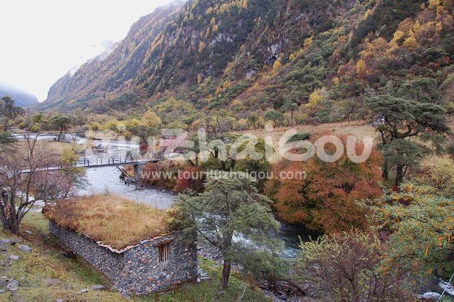 Autumn around Mount Siguniang